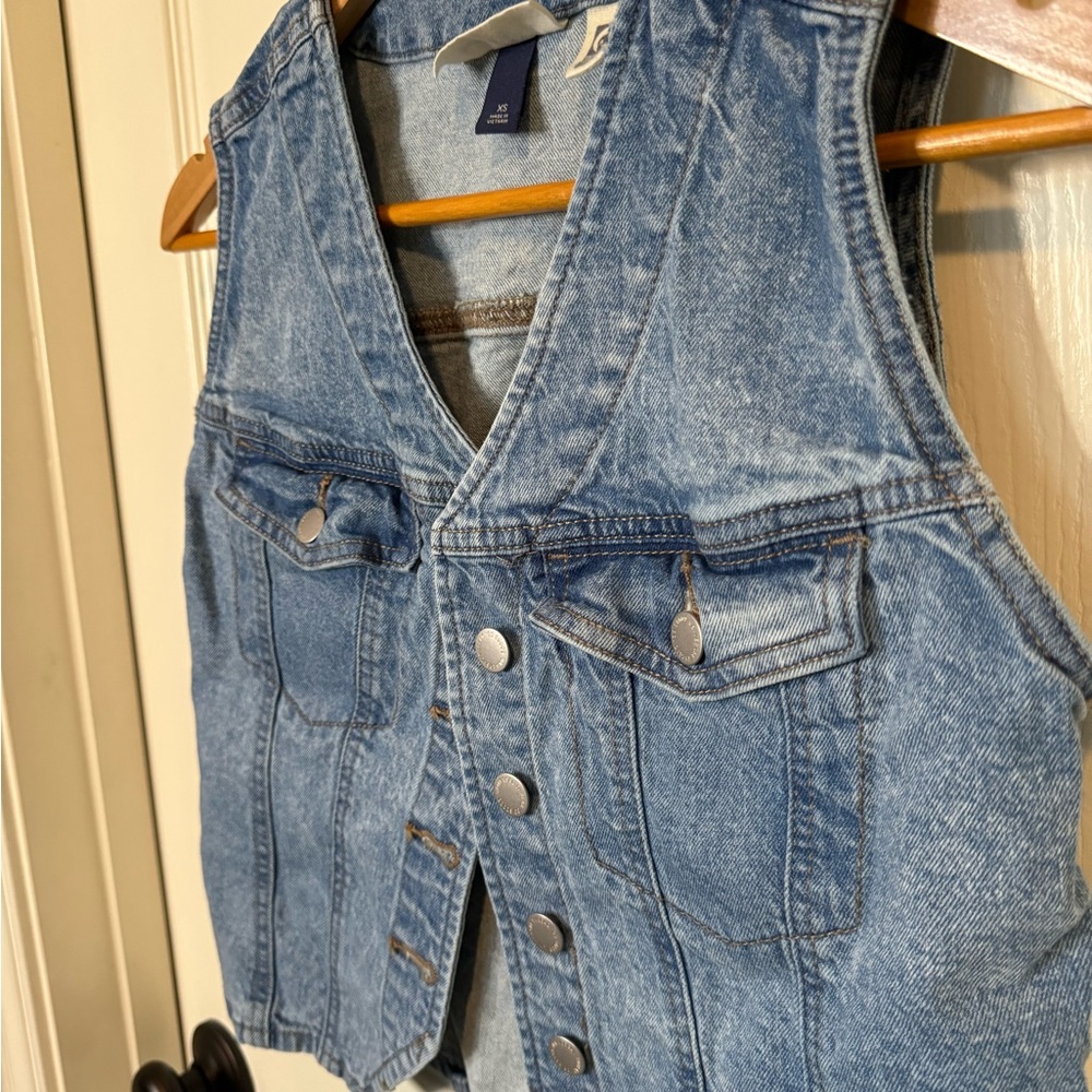Universal Threads denim vest